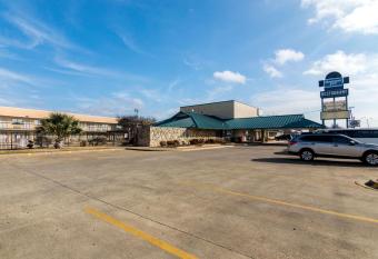 Rodeway Inn has Smoking rooms