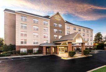 Country Inn & Suites Lake Norman Huntersville has rooms with a private hot tub