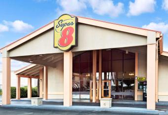 Super 8 by Wyndham Kissimmee/Maingate/Orlando Area allows 18 year olds to book a room