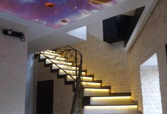 Casa Lipianu allows 18 year olds to book a room