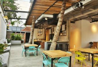 Santuario Getsemani Hostel allows 18 year olds to book a room