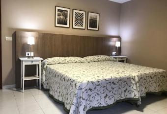 Hostal-Restaurante Paris allows 18 year olds to book a room