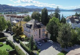 Villa Auguste allows 18 year olds to book a room