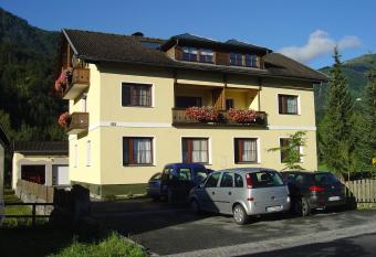 Ferienwohnungen Berger allows 18 year olds to book a room