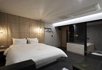 Gimhae Gracias Hotel allows 18 year olds to book a room