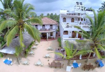 Royal Beach Hotel & Restaurant has Balcony rooms