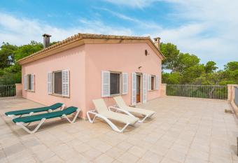 Villa Rosa has Balcony rooms