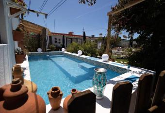 Beach House Babylon guest house with kitchenette and garden has Balcony rooms