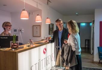 St  ttgens Hotel allows 18 year olds to book a room