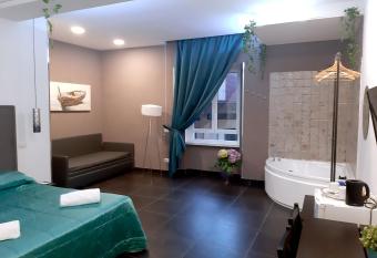 Pit Stop Napoli Centrale has rooms with a private hot tub