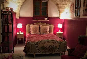 La Vo  te de Lapparan has Smoking rooms