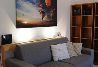 A casa di Vince Monteaperti allows 18 year olds to book a room