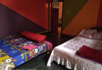 Dekapara Airport Guest House has Balcony rooms