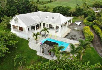 lakazadom974 has Balcony rooms