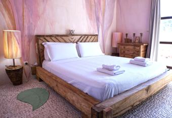 Boutique Hostal La Curandera de Salinas has Balcony rooms