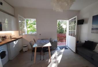 Studio cabine 4 Pers + balcon    250m plage Pereire allows 18 year olds to book a room