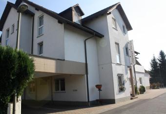 Hotel-D  rfler Garni allows 18 year olds to book a room