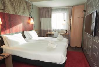 ibis Glasgow City Centre     Sauchiehall St allows 18 year olds to book a room