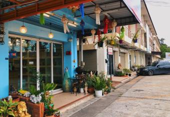 Aekkalukthai Hostel Rayong allows 18 year olds to book a room