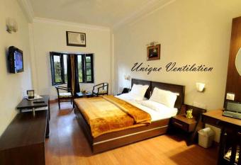 Hotel Hong Kong Inn allows 18 year olds to book a room