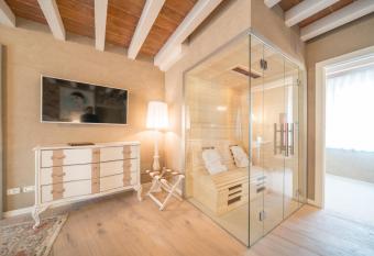 Regia Rosetta - Royal Rooms Borghetto allows 18 year olds to book a room