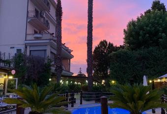 Hotel La Rotonda allows 18 year olds to book a room