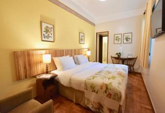 Hotel York allows 18 year olds to book a room