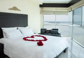 Departamento Riverfront 2, Puerto Santa Ana, Guayaquil has rooms with a private hot tub