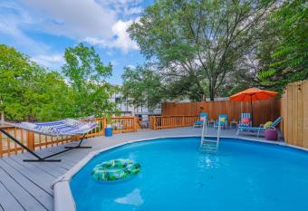Pool, Gameroom & Minigolf Enchanting Texas Home has Balcony rooms