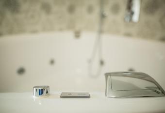 Tenuta d Ausilio has rooms with a private hot tub