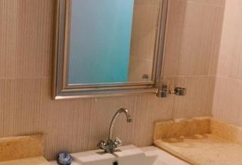 Almalki furnished units has rooms with a private hot tub