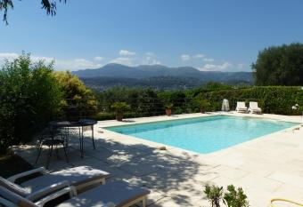 Les collines de St Paul allows 18 year olds to book a room