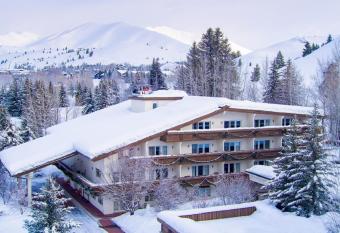 Knob Hill Inn has Balcony rooms