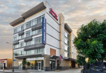 Hampton Inn & Suites Los Angeles/Hollywood allows 18 year olds to book a room