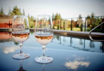 La cache    Maxime allows 18 year olds to book a room