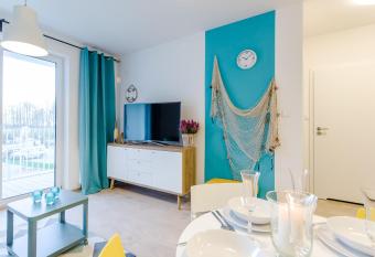 Apartament morski has rooms with a private hot tub