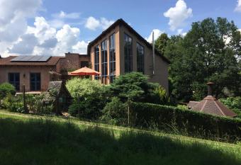 le mignon allows 18 year olds to book a room