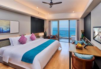 Dusit Thani Shuangyue Bay Resort Huizhou has rooms with a private hot tub