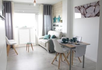 Ventana a la Naturaleza (50m playa) allows 18 year olds to book a room