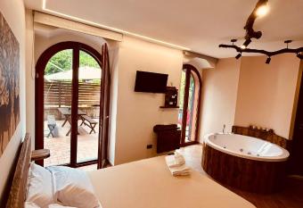 Villetta Capodimonte has rooms with a private hot tub