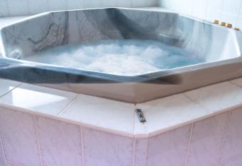 Hallack Manor has rooms with a private hot tub