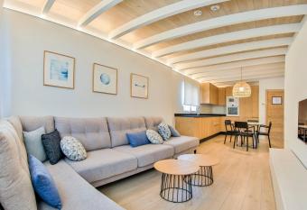 Apartamentos 525 allows 18 year olds to book a room