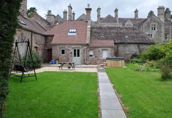 Cecile s Cottage at Cefn Tilla Court, Usk has rooms with a private hot tub