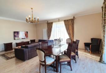 Vila De la Lugas has rooms with a private hot tub