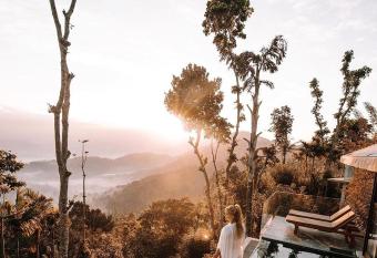 Aarunya Nature Resort and Spa has rooms with a private hot tub