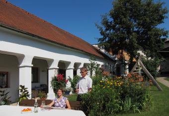 Weingut Bohrn Himmelbett has Balcony rooms
