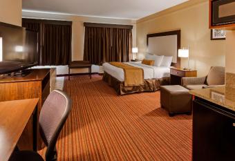 Best Western Plus Strawberry Inn & Suites has rooms with a private hot tub