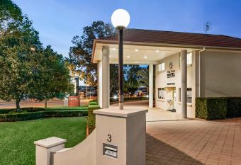 Villa Nova Motel allows 18 year olds to book a room