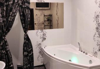 Bogdanov Yar Hotel has rooms with a private hot tub