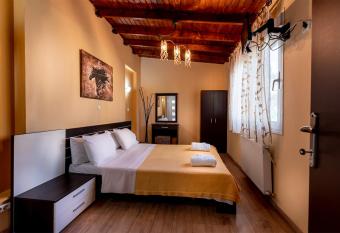 Kipos Resort has rooms with a private hot tub